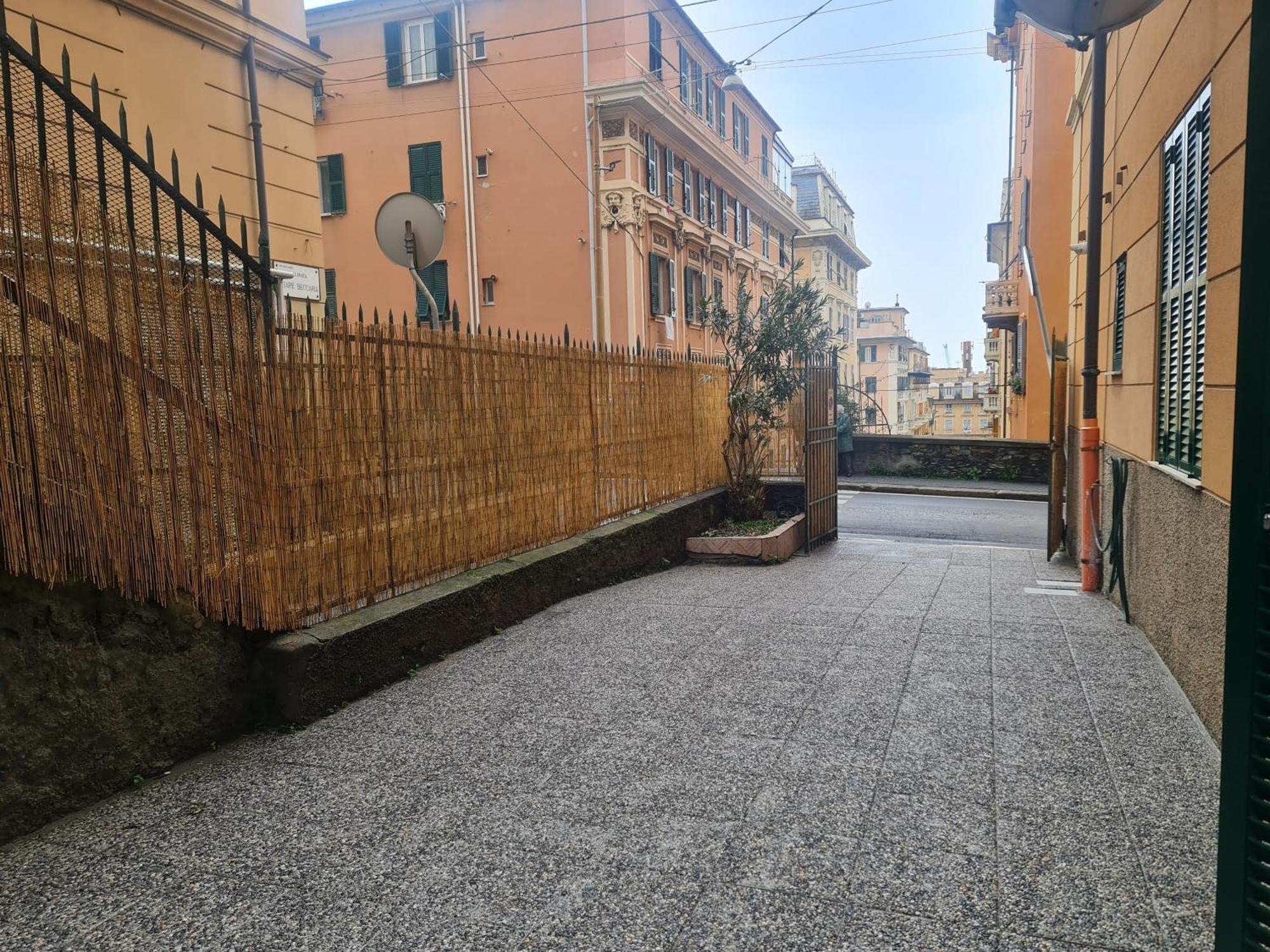 Ampio Appartamento Con 2 Posti Auto E Cortile Genua Zewnętrze zdjęcie